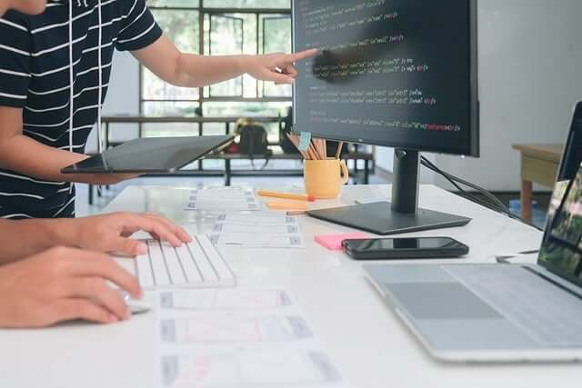 Une équipe de l'agence Dine SEO est en train d'analyser des données à propos d'un site internet.