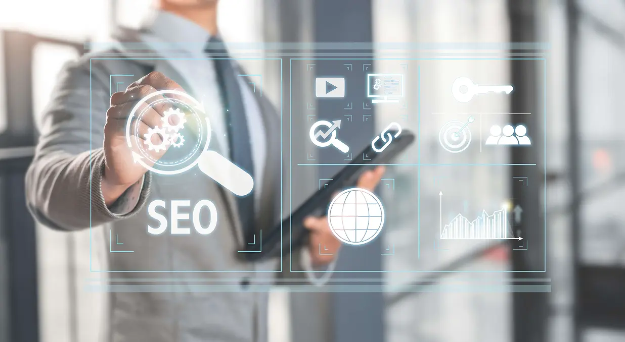 Personne qui analyse des données recueillies au cours d'un audit SEO gratuit.